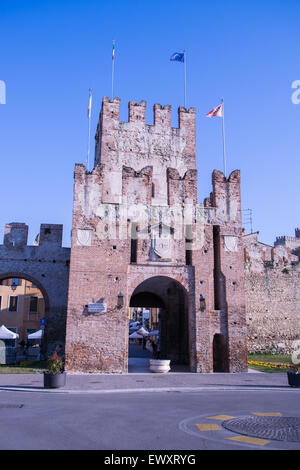 L'ancienne porte de Soave, ville fortifiée dans la province de Vérone, célèbre pour le vin blanc. Banque D'Images