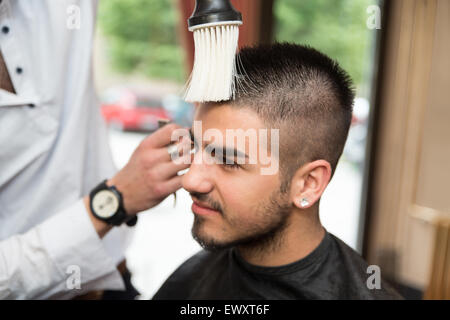 Beau jeune coiffure donnant une nouvelle coupe pour homme Client à Parlour Banque D'Images