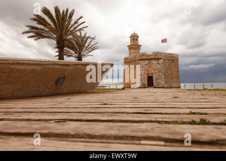 Tour et château de Sant Nicolau. Ferry dans la tempête près de la ville de Ciutadella. L'île de Minorque. Îles Baléares. Mer Méditerranée Banque D'Images