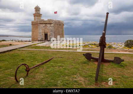 Tour et château de Sant Nicolau. Ferry dans la tempête près de la ville de Ciutadella. L'île de Minorque. Îles Baléares. Mer Méditerranée Banque D'Images