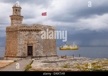 Tour et château de Sant Nicolau. Ferry dans la tempête près de la ville de Ciutadella. L'île de Minorque. Îles Baléares. Mer Méditerranée Banque D'Images