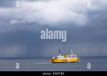 Ferry dans la tempête près de la ville de Ciutadella. L'île de Minorque. Îles Baléares. Mer Méditerranée. L'Espagne. L'Europe Banque D'Images