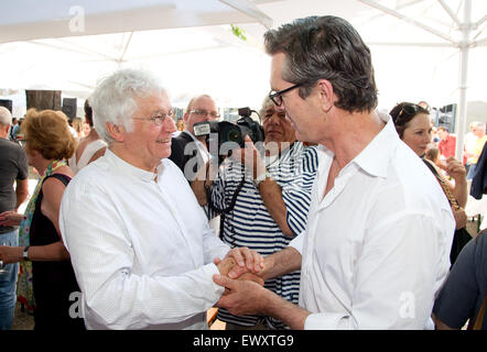 Munich, Allemagne. 07 juillet, 2015. Le réalisateur français Jean-Jacques Annaud (L) et l'acteur britannique Rupert Everett se serrer la main lors d'un événement de la Bavière FilmFernsehFonds (FFF) dans le cadre du 33e Festival du Film de Munich à Munich, Allemagne, 02 juillet 2015. Photo : Tobias HASE/dpa/Alamy Live News Banque D'Images