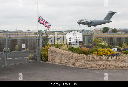 RAF Brize Norton, Oxfordshire, UK. 07 juillet, 2015. L'ensemble des cercueils des victimes du massacre sur la plage dans la station balnéaire tunisienne de Sousse, Tunisie le vendredi 26 juin 2015. La RAF C17 transporteur arrive à RAF Brize Norton Credit : Crédit : Desmond Brambley/Alamy Live News Banque D'Images