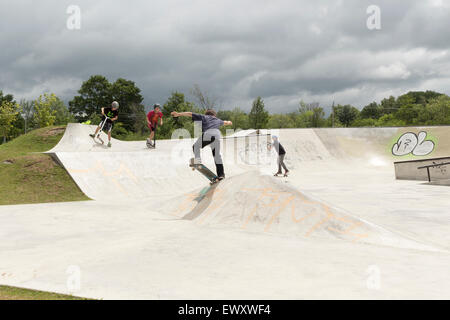 Trois adolescents à l'aide d'un parc de skate de Cannington, Ontario Canada Banque D'Images