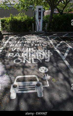 Véhicule électrique de charge rapide parking only, England, UK Banque D'Images