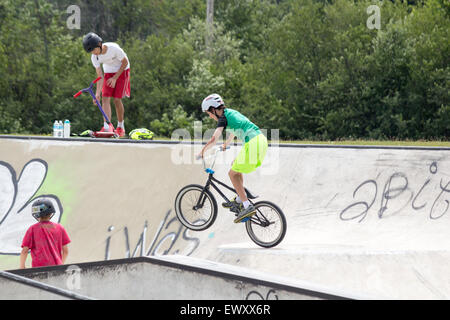 Jeune adolescent tombé sur une bande sur sa bicyclette à un skate park de Cannington, Ontario Banque D'Images