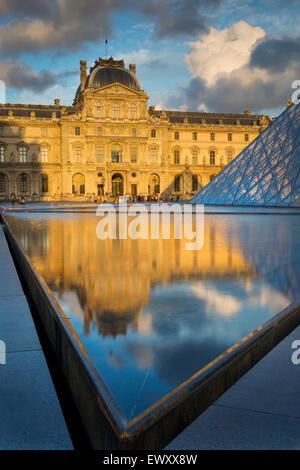 Les nuages colorés au coucher du soleil sur la cour du musée du Louvre, Paris, France Banque D'Images