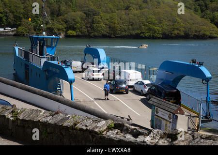 Harry King Ferry traverse la chaîne des véhicules pont rivière Fal, Cornwall, England, UK Banque D'Images