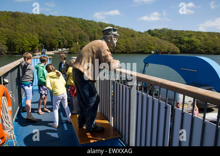 Sculpture d'un vieil homme sur le Pont Transbordeur Harry King chaîne véhicules traversier rivière Fal, Cornwall, England, UK Banque D'Images