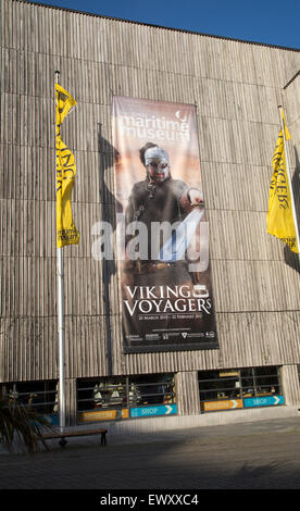 Annonce pour voyager Viking exposition au National Maritime Museum Falmouth, Cornwall, England, UK Banque D'Images