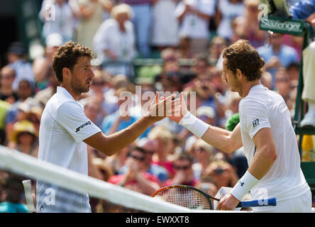 Wimbledon, Londres, Royaume-Uni. 07 juillet, 2015. Tennis, Wimbledon, Robin Haase (NED) félicite Andy Murray (GBR) avec sa victoire Crédit : Henk Koster/Alamy Live News Banque D'Images