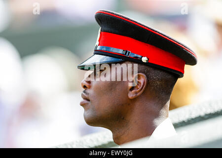 Wimbledon, Royaume-Uni. 07 juillet, 2015. Les Championnats de tennis de Wimbledon. La présence de sécurité de premier plan courtside lors de toutes les rencontres : Action Crédit Plus Sport/Alamy Live News Banque D'Images