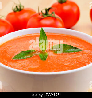 Libre d'un bol avec quelques tomates et gaspacho espagnol Banque D'Images