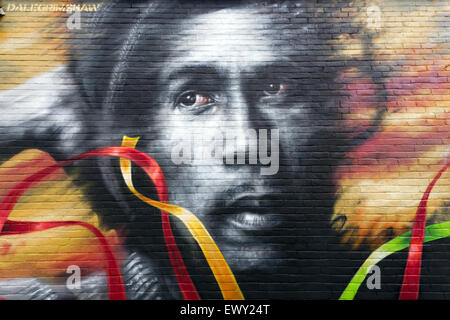 Close-up d'une partie d'une peinture murale représentant Bob Marley, par Dale Grimshaw, sur le mur arrière de la Brockley Barge, Banque D'Images