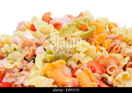 Libre de la plaque avec des salades de pâtes sur un fond blanc Banque D'Images