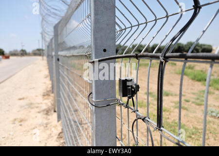 Frontière de Gaza, Israël. 2 juillet, 2015. Une nouvelle clôture de sécurité entoure totalement Kibbutz Nirrim, situé à 2km de la frontière de Gaza. Depuis un an, a lancé l'opération bord protecteur par Israël contre le Hamas a déclaré la bande de Gaza, les collectivités frontalières israéliennes s'efforcent de reprendre une vie normale mais la peur constante et s'attendent à ce que la prochaine série d'hostilités. Credit : Alon Nir/Alamy Live News Banque D'Images