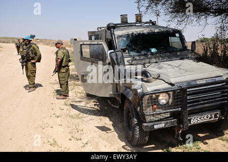 Frontière de Gaza, Israël. 2 juillet, 2015. Des soldats patrouillent dans les domaines du kibboutz Ein Hashlosha adjacent à la ville de Gaza de Khan Yunis. Depuis un an, a lancé l'opération bord protecteur par Israël contre le Hamas a déclaré la bande de Gaza, les collectivités frontalières israéliennes s'efforcent de reprendre une vie normale mais la peur constante et s'attendent à ce que la prochaine série d'hostilités. Credit : Alon Nir/Alamy Live News Banque D'Images