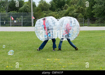 Deux adolescents s'entrechoquent avec leurs boules de bouclier à la fête du Canada dans Cannington Ontario canada Banque D'Images