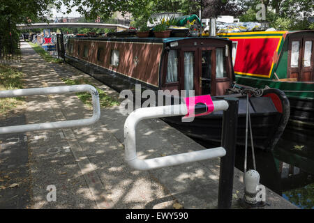 Les chalands amarrés sur le Grand Union Canal dans le quartier de Londres Westbourne Park Banque D'Images