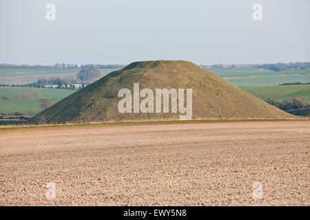 Silbury Hill. Un monticule artificiel historique près de Chalk Avebury. Site du patrimoine mondial de l'UNESCO. À 40 mètres il s'agit de la plus haute préhistoire tumulus par l'homme en Europe, et l'un des plus hauts dans le monde. Wiltshire, Angleterre, Europe. Photo Banque D'Images