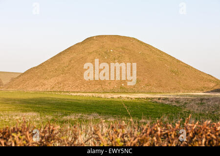 Silbury Hill. Un monticule artificiel historique près de Chalk Avebury. Site du patrimoine mondial de l'UNESCO. À 40 mètres il s'agit de la plus haute préhistoire tumulus par l'homme en Europe, et l'un des plus hauts dans le monde. Wiltshire, Angleterre, Europe. Photo Banque D'Images