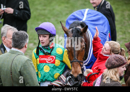 Le tapotement, Jockey, Ruby Walsh, avec, Paul Nicholls, le champion formateur, après avoir remporté, la Reine Mère Champion Chase,organisé,horse, réunions haut de page Banque D'Images