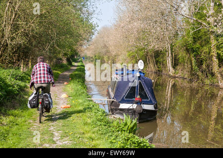 Cycliste Vélo le long côté canal passant 15-04. Partie de la Kennet and Avon Randonnée à vélo(baignoire à la lecture) également connu sous le nom de Nati Banque D'Images