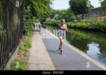 Vue générale de la vie le long de la banque du Regents Canal qui s'étend de la Petite Venise par Camden Town Banque D'Images