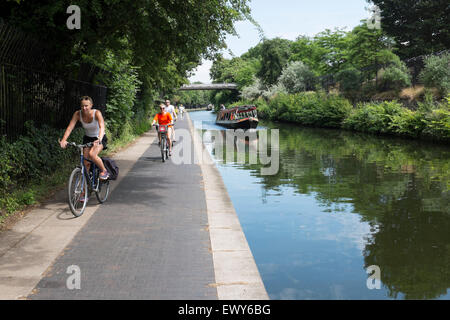 Vue générale de la vie le long de la banque du Regents Canal qui s'étend de la Petite Venise par Camden Town Banque D'Images