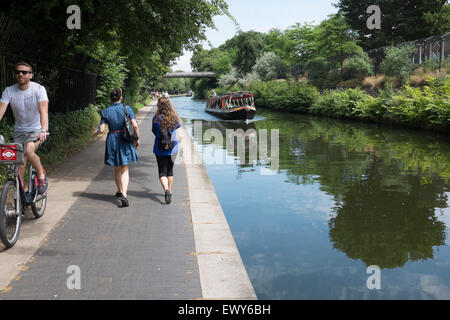 Vue générale de la vie le long de la banque du Regents Canal qui s'étend de la Petite Venise par Camden Town Banque D'Images