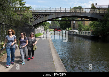 Vue générale de la vie le long de la banque du Regents Canal qui s'étend de la Petite Venise par Camden Town Banque D'Images