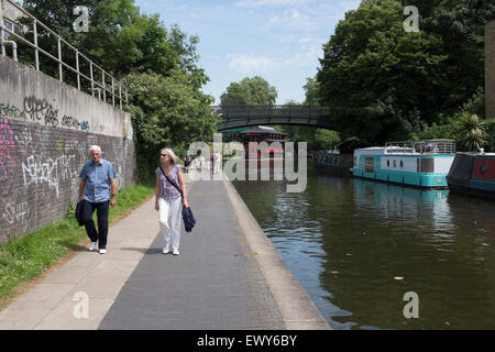 Vue générale de la vie le long de la banque du Regents Canal qui s'étend de la Petite Venise par Camden Town Banque D'Images