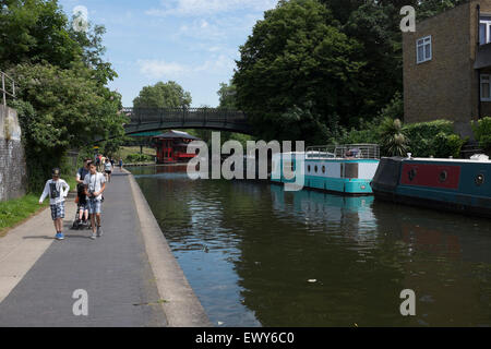 Vue générale de la vie le long de la banque du Regents Canal qui s'étend de la Petite Venise par Camden Town Banque D'Images