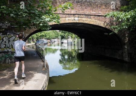 Vue générale de la vie le long de la banque du Regents Canal qui s'étend de la Petite Venise par Camden Town Banque D'Images