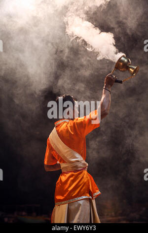 Au service hindou, Ganga Aarti, tard dans la soirée à Dashashwamedh Ghat le plus célèbre et le centre de l'echelle de ghat. La culture o Banque D'Images