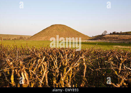 Silbury Hill. Un monticule artificiel historique près de Chalk Avebury. Site du patrimoine mondial de l'UNESCO. À 40 mètres, il est le plus grand p Banque D'Images