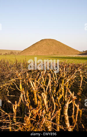 Silbury Hill. Un monticule artificiel historique près de Chalk Avebury. Site du patrimoine mondial de l'UNESCO. À 40 mètres, il est le plus grand p Banque D'Images