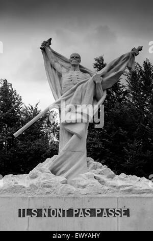 Le Monument commémoratif du squelette sur le Mort-Homme Hill près de Verdun en France portant les mots "il n'a pas pass' Banque D'Images