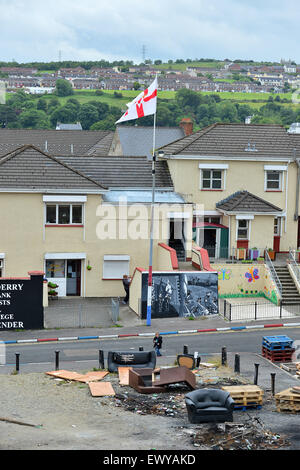 Au feu de détritus dans le site immobilier Fontaine loyaliste, Londonderry (Derry), l'Irlande du Nord. Banque D'Images