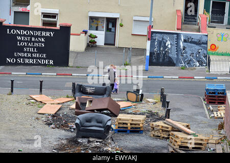 Au feu de détritus dans le site immobilier Fontaine loyaliste, Londonderry (Derry), l'Irlande du Nord. Banque D'Images