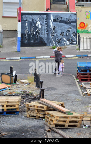 Au feu de détritus dans le site immobilier Fontaine loyaliste, Londonderry (Derry), l'Irlande du Nord. Banque D'Images