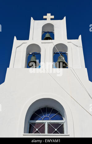 D'un clocher à trois cloches contre un ciel bleu profond, Fira, Santorini, Grèce. Banque D'Images