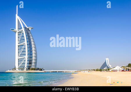 Dubaï, Émirats Arabes Unis - janvier 08, 2012 : avis de l'hôtel Burj Al Arab à partir de la plage de Jumeirah. Burj Al Arab est l'un des monument de Dubaï Banque D'Images