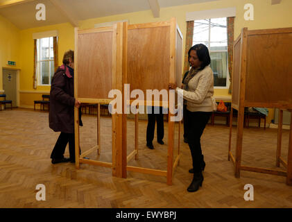 Les bénévoles la mise en place d'un bureau de vote de la circonscription de Bradford West dès le jour de l'élection générale 2015. Banque D'Images