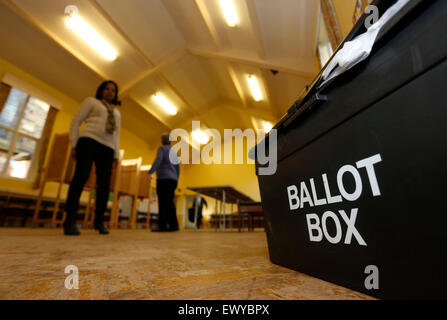 Les bénévoles la mise en place d'un bureau de vote de la circonscription de Bradford West dès le jour de l'élection générale 2015. Banque D'Images