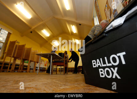 Les bénévoles la mise en place d'un bureau de vote de la circonscription de Bradford West dès le jour de l'élection générale 2015. Banque D'Images