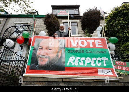 Un sujet partisan, M. Faqir-Ur Whetley-Rahman de Hill, Bradford, avec George Galloway une bannière à l'extérieur de son domicile. Banque D'Images