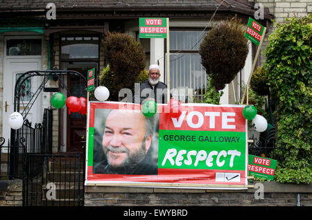 Un sujet partisan, M. Faqir-Ur Whetley-Rahman de Hill, Bradford, avec George Galloway une bannière à l'extérieur de son domicile. Banque D'Images