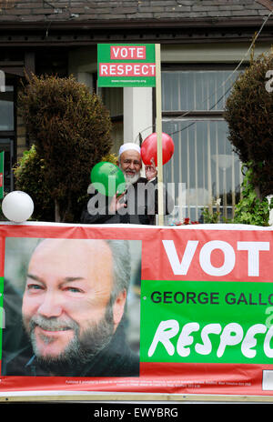 Un sujet partisan, M. Faqir-Ur Whetley-Rahman de Hill, Bradford, avec George Galloway une bannière à l'extérieur de son domicile. Banque D'Images